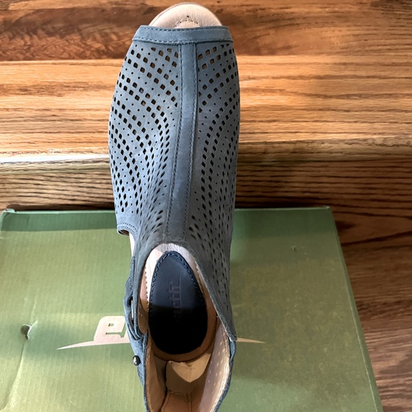 Earth Origins Peep-Toe Booties Size 6.5 Wide - Picture 3 of 7